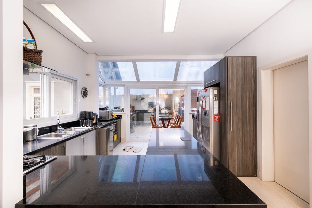Casa de Condomínio à venda com 4 quartos, 231m² - Foto 3
