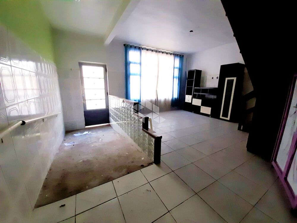 Casa à venda com 6 quartos, 189m² - Foto 1