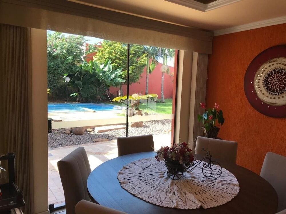 Casa à venda com 3 quartos, 300m² - Foto 1
