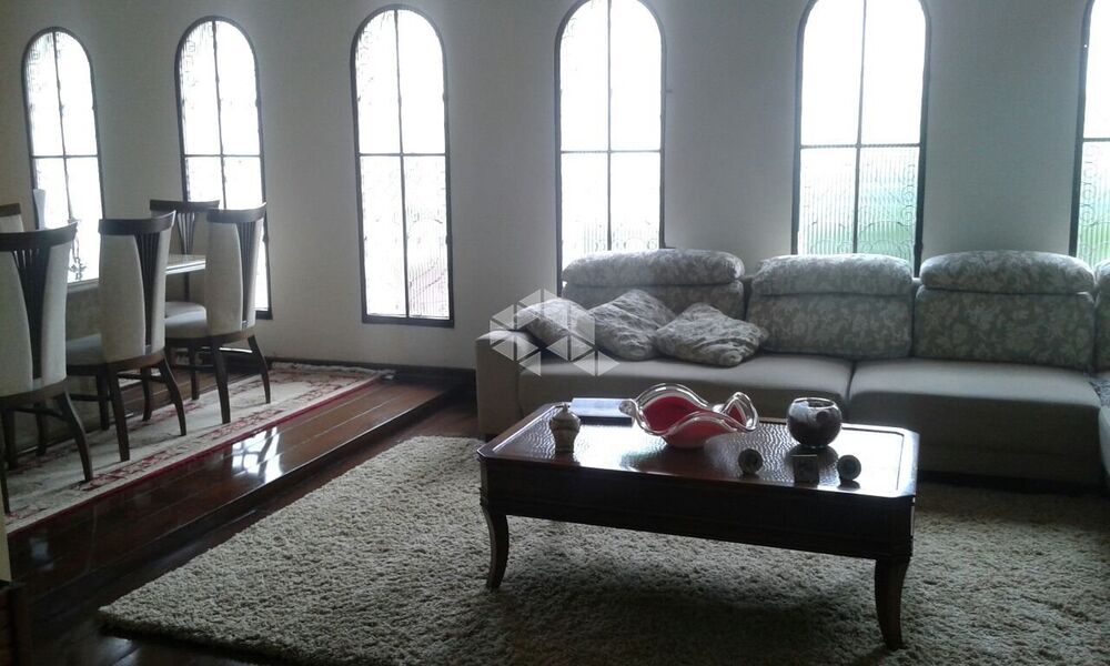 Casa à venda com 6 quartos, 106m² - Foto 1