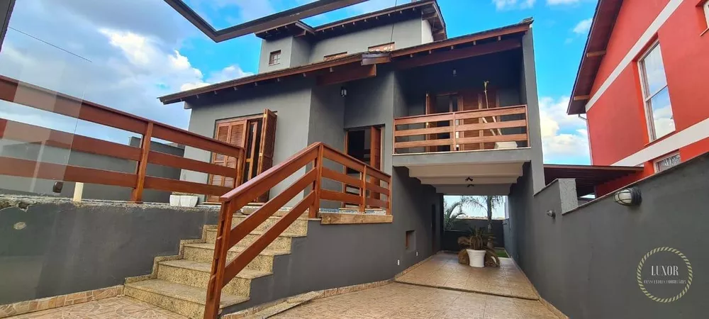 Casa à venda com 3 quartos, 220m² - Foto 1