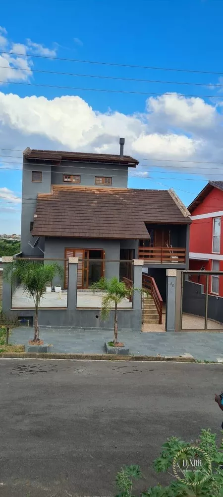 Casa à venda com 3 quartos, 220m² - Foto 2