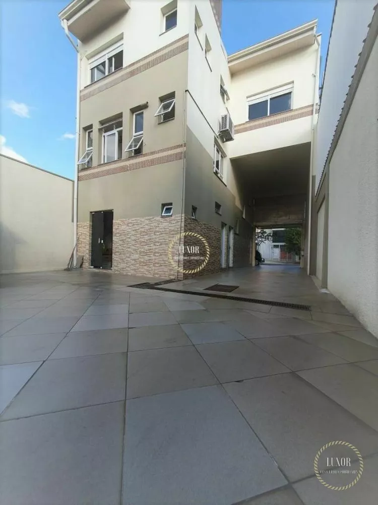 Casa à venda com 3 quartos, 243m² - Foto 1