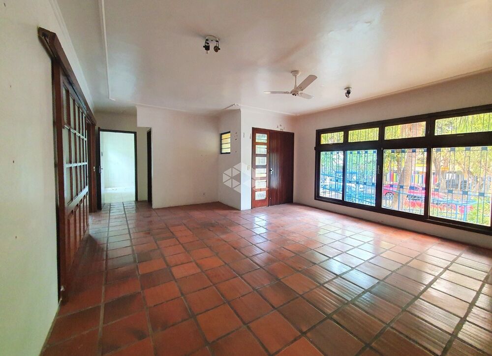 Casa à venda com 4 quartos, 220m² - Foto 1