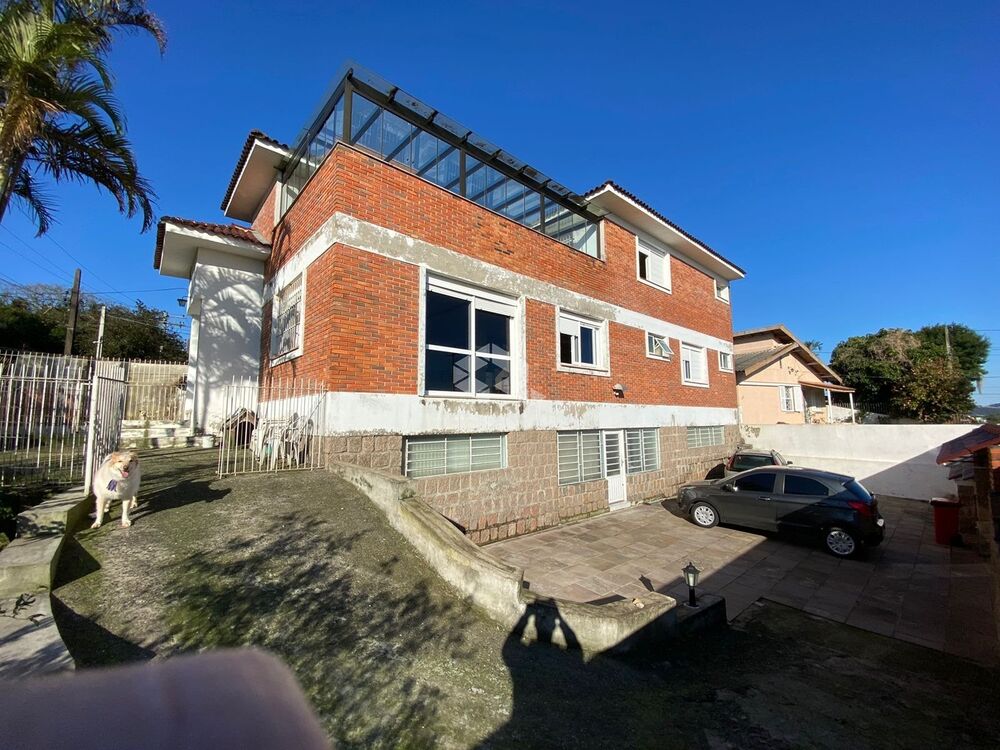 Casa à venda com 6 quartos, 321m² - Foto 1