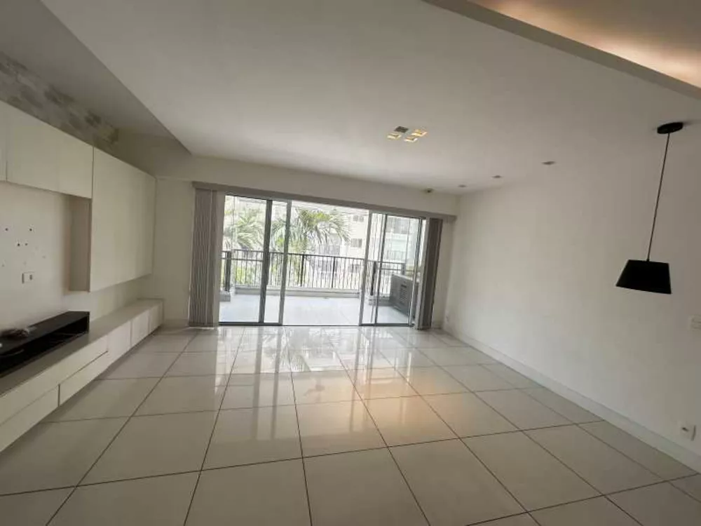 Apartamento à venda com 3 quartos, 131m² - Foto 2