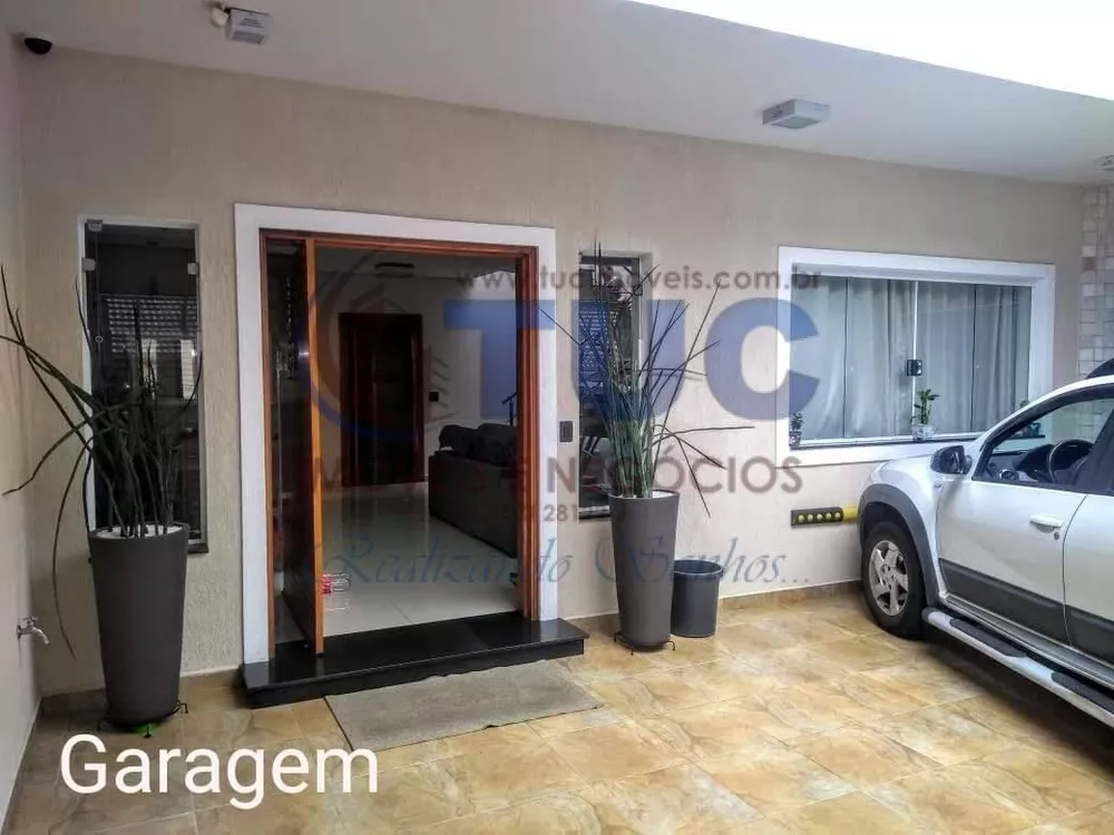 Casa à venda com 3 quartos, 268m² - Foto 1