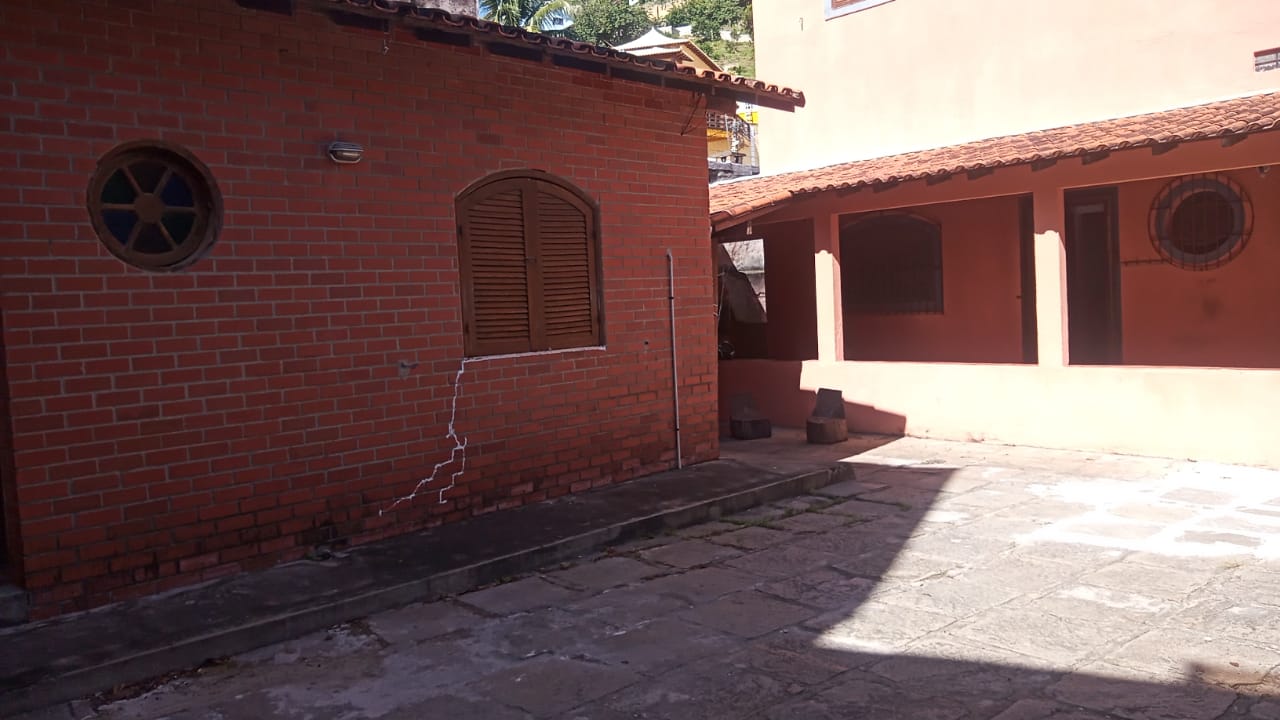 Casa à venda com 5 quartos, 240m² - Foto 3