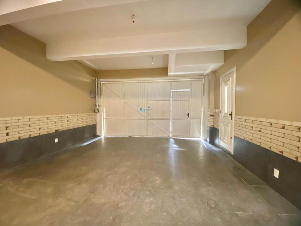 Casa à venda com 4 quartos, 284m² - Foto 1