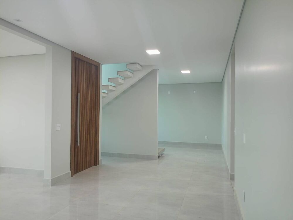 Casa à venda com 4 quartos, 220m² - Foto 2