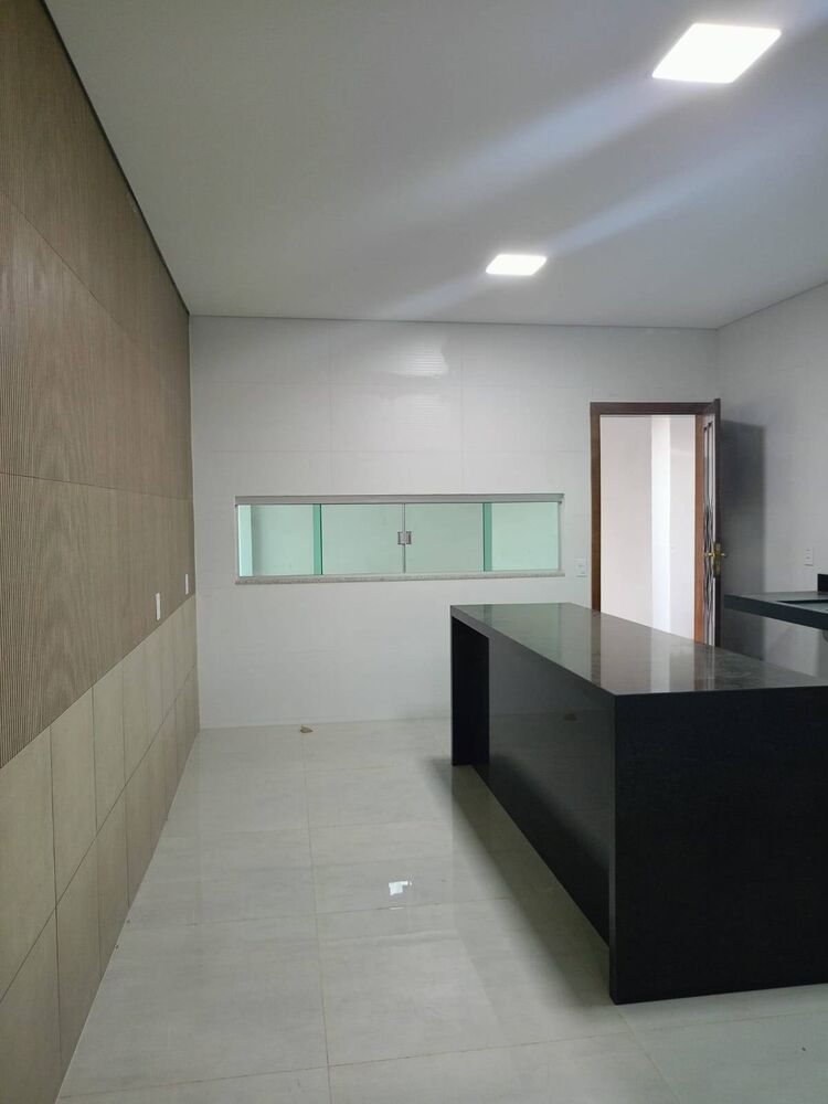 Casa à venda com 4 quartos, 220m² - Foto 3