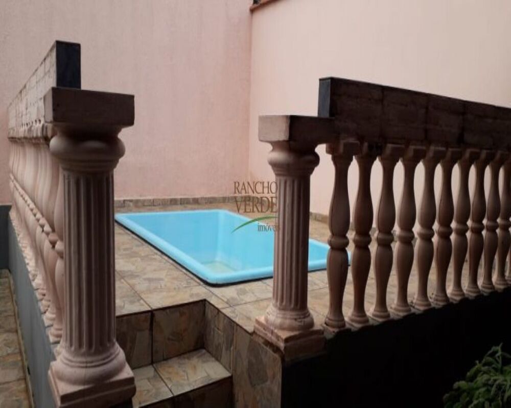 Casa à venda com 3 quartos, 300m² - Foto 1