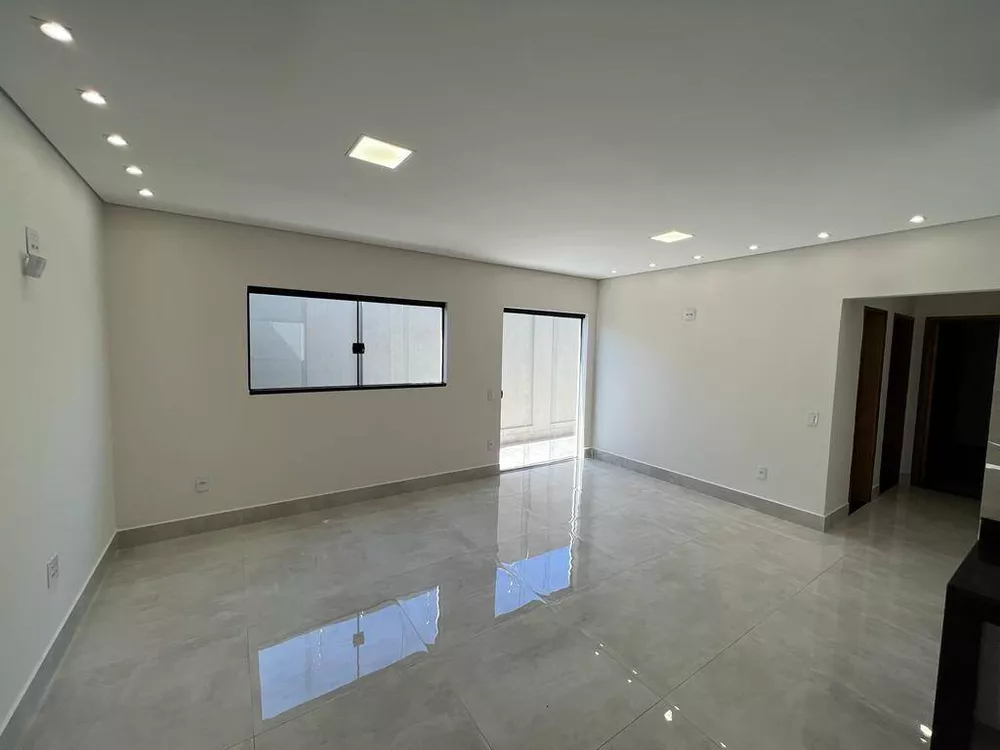 Casa à venda com 3 quartos, 134m² - Foto 1