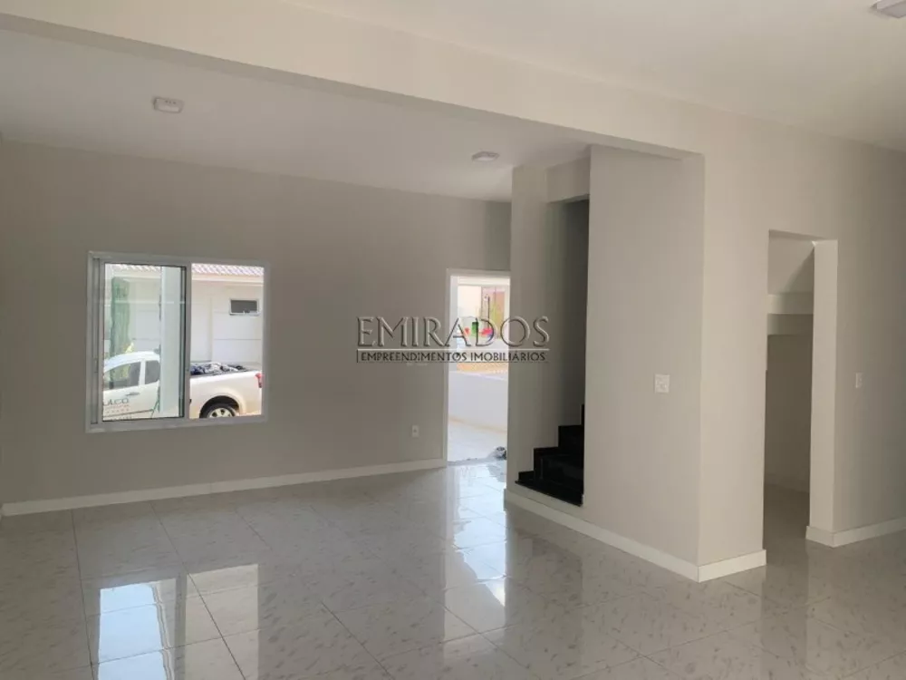 Casa à venda com 3 quartos, 157m² - Foto 1