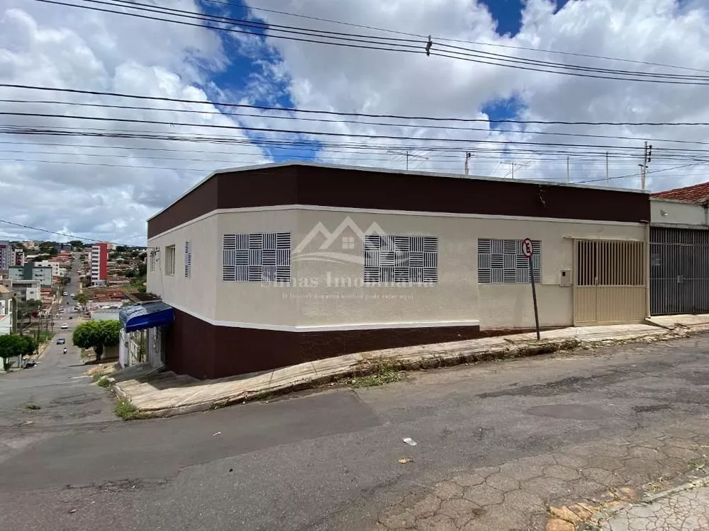 Casa à venda com 3 quartos, 200m² - Foto 1