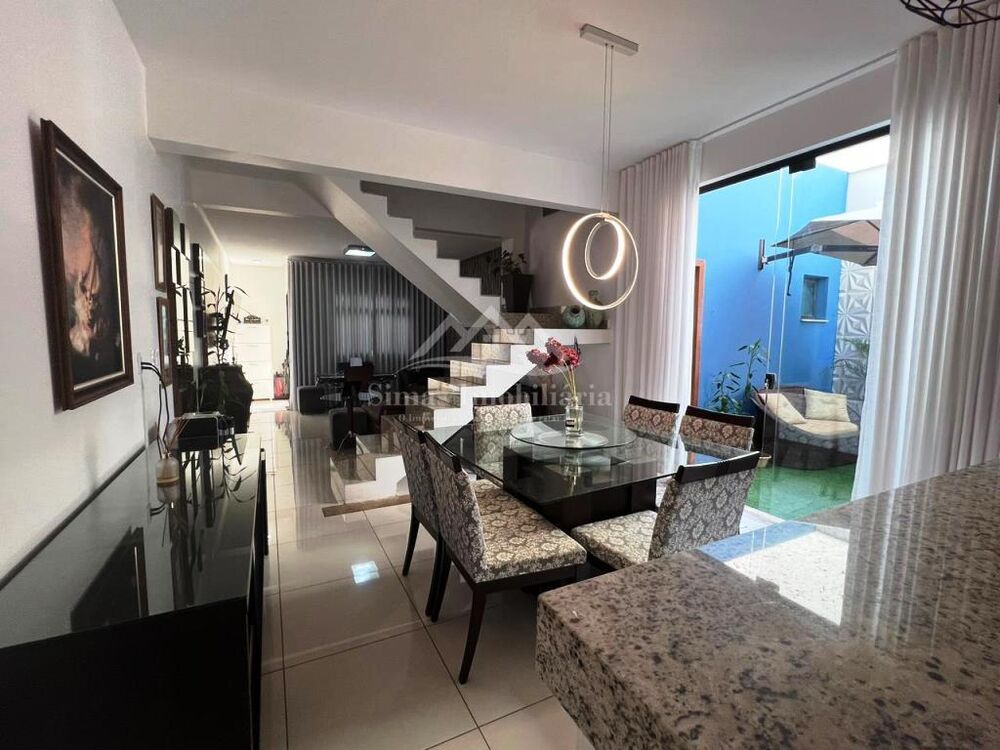 Casa à venda com 4 quartos, 180m² - Foto 1