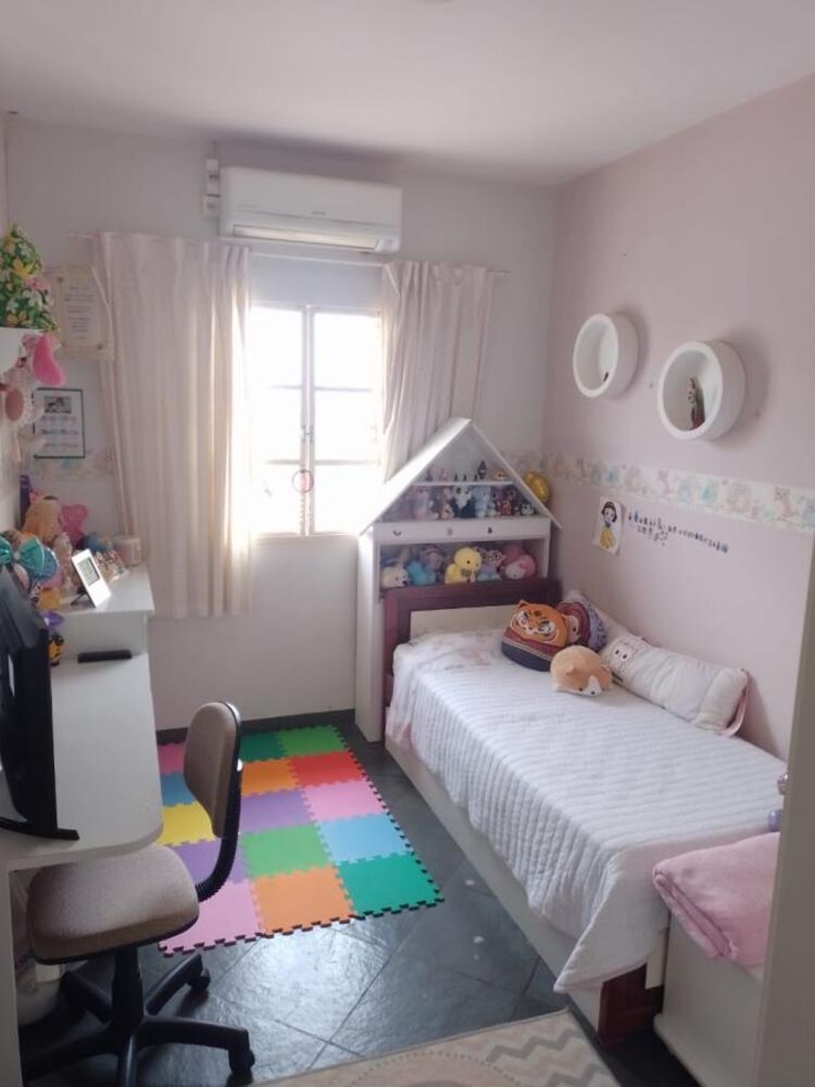 Casa à venda com 3 quartos, 166m² - Foto 1