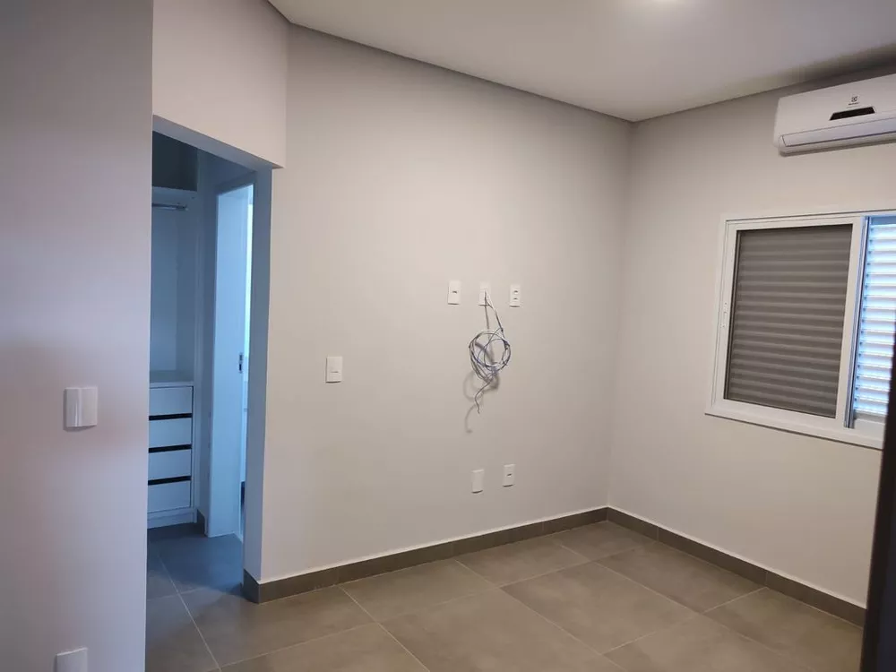 Casa à venda com 3 quartos, 221m² - Foto 1