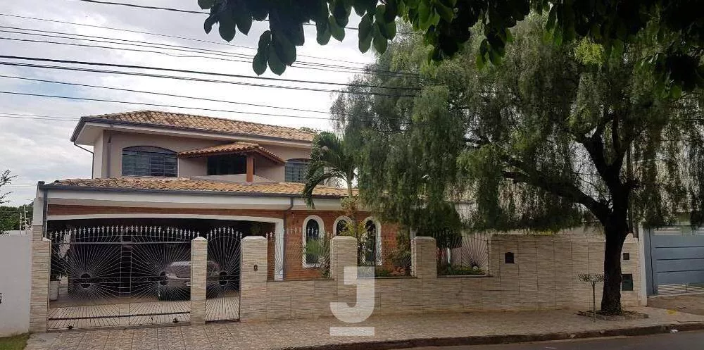 Casa à venda com 3 quartos, 210m² - Foto 1