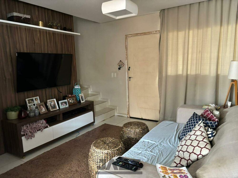 Casa à venda com 2 quartos, 68m² - Foto 2