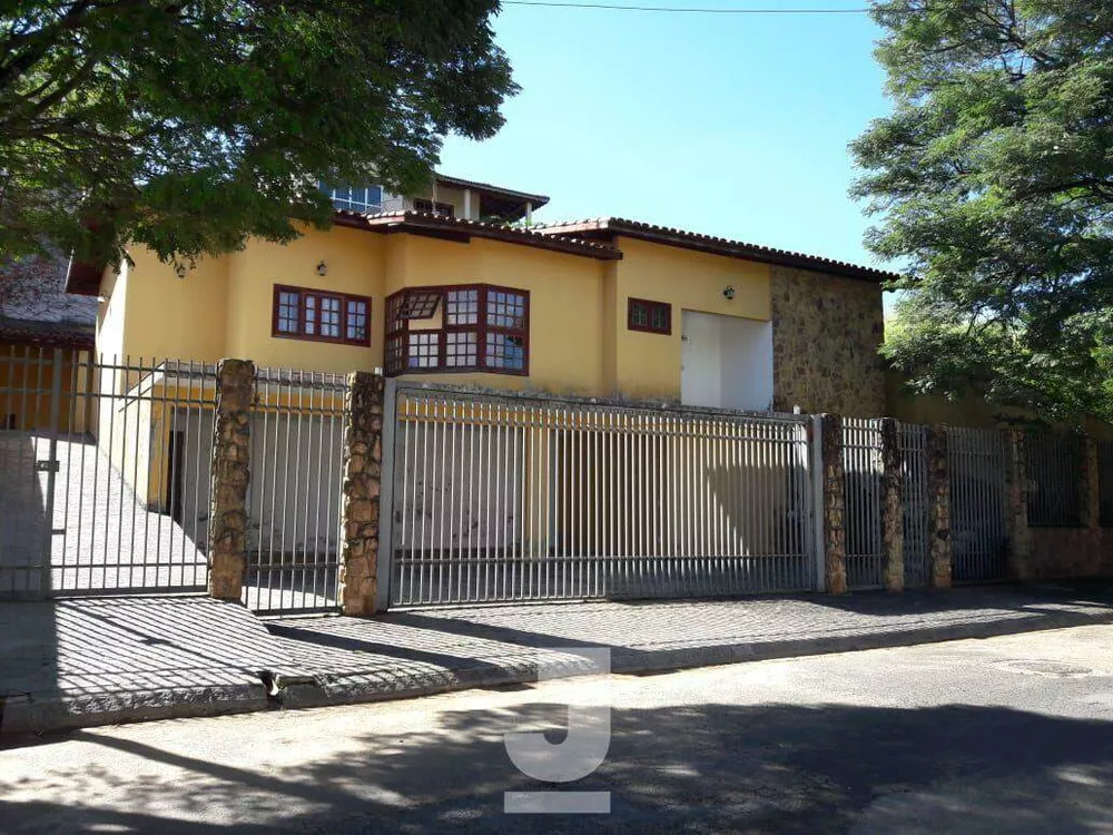 Casa à venda com 3 quartos, 271m² - Foto 1