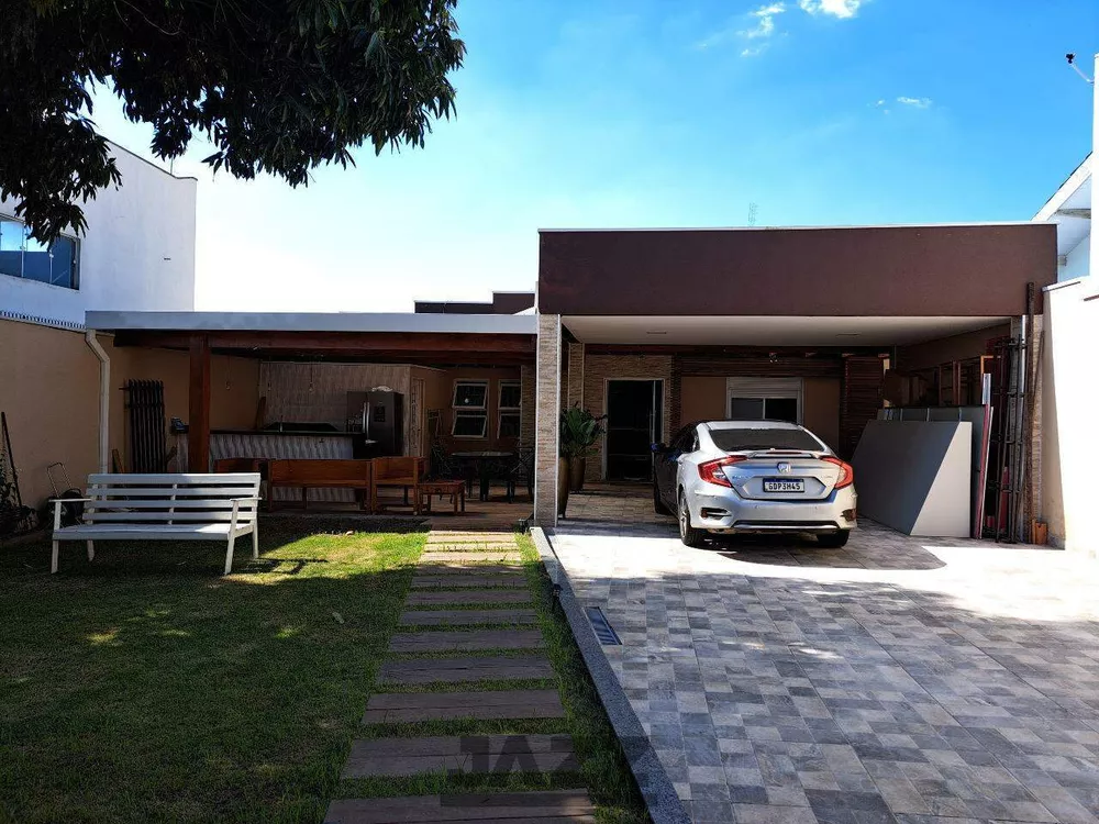 Casa à venda com 3 quartos, 220m² - Foto 1