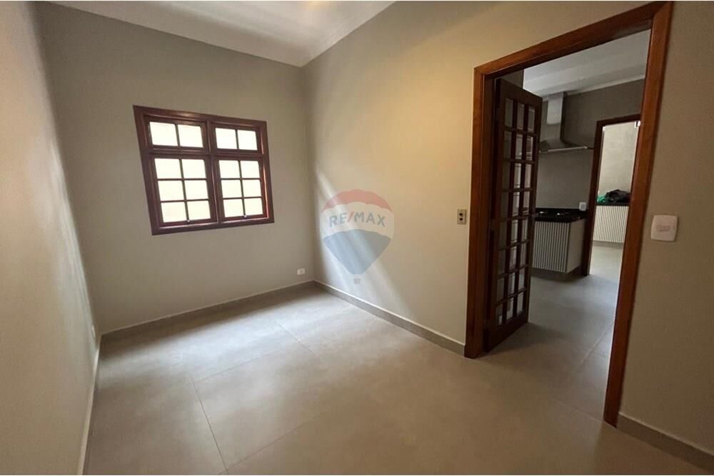 Casa para alugar com 4 quartos, 570m² - Foto 1