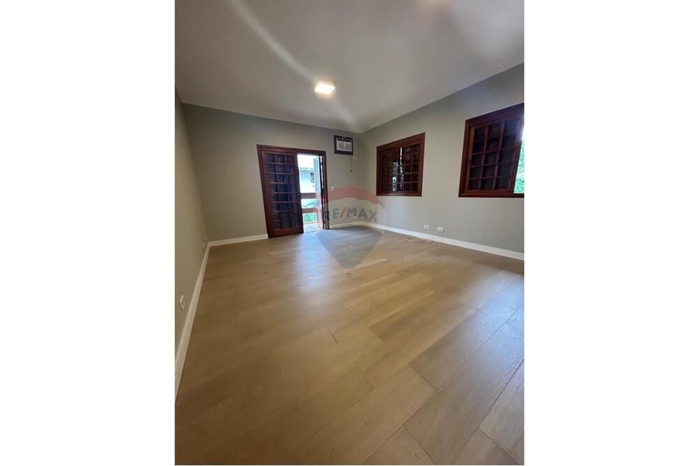 Casa para alugar com 4 quartos, 570m² - Foto 3