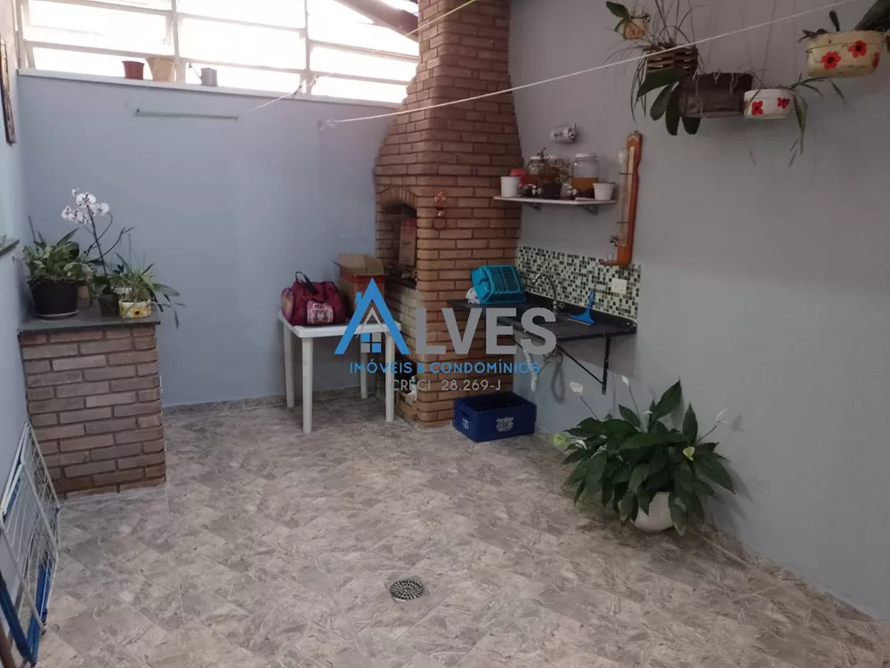 Casa à venda com 3 quartos, 210m² - Foto 2