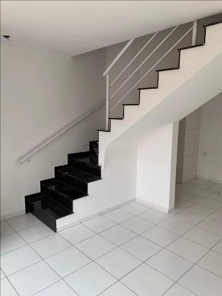 Sobrado à venda com 2 quartos, 70m² - Foto 2