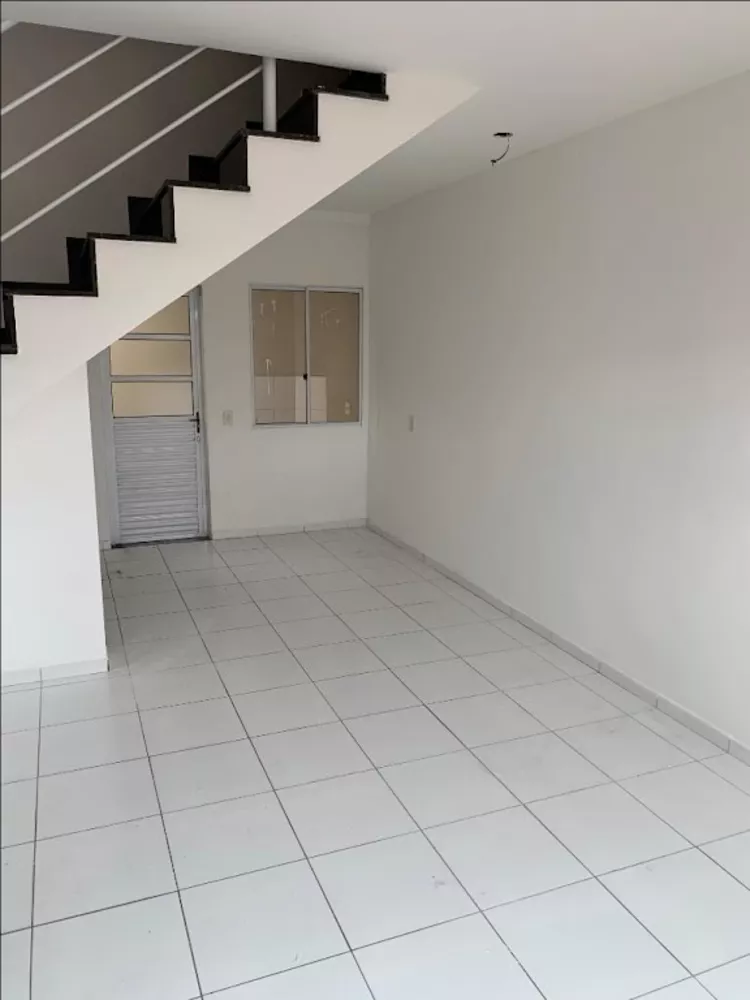 Sobrado à venda com 2 quartos, 70m² - Foto 1