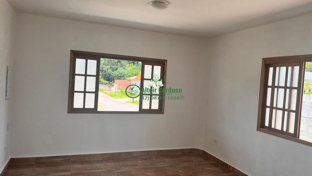 Casa de Condomínio à venda com 4 quartos, 242m² - Foto 1