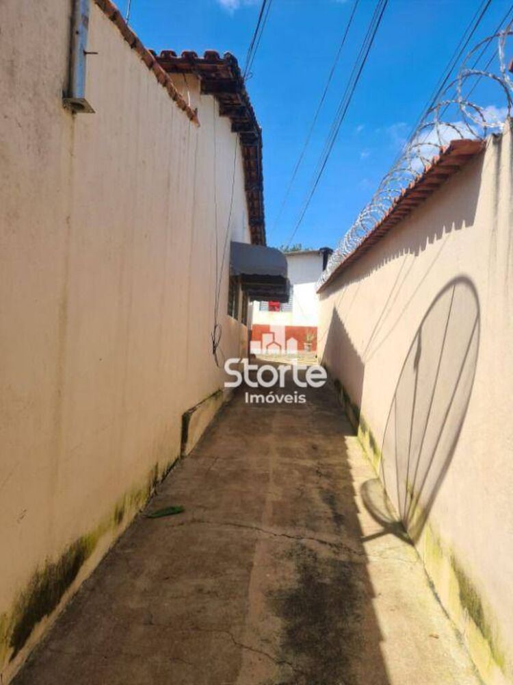 Casa à venda com 3 quartos, 100m² - Foto 2