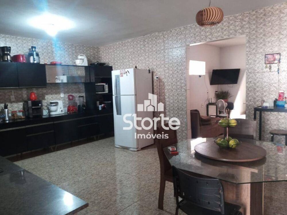 Casa à venda com 4 quartos, 270m² - Foto 2