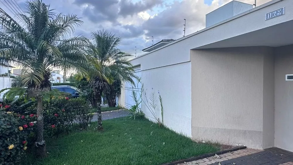 Casa à venda com 4 quartos, 225m² - Foto 1