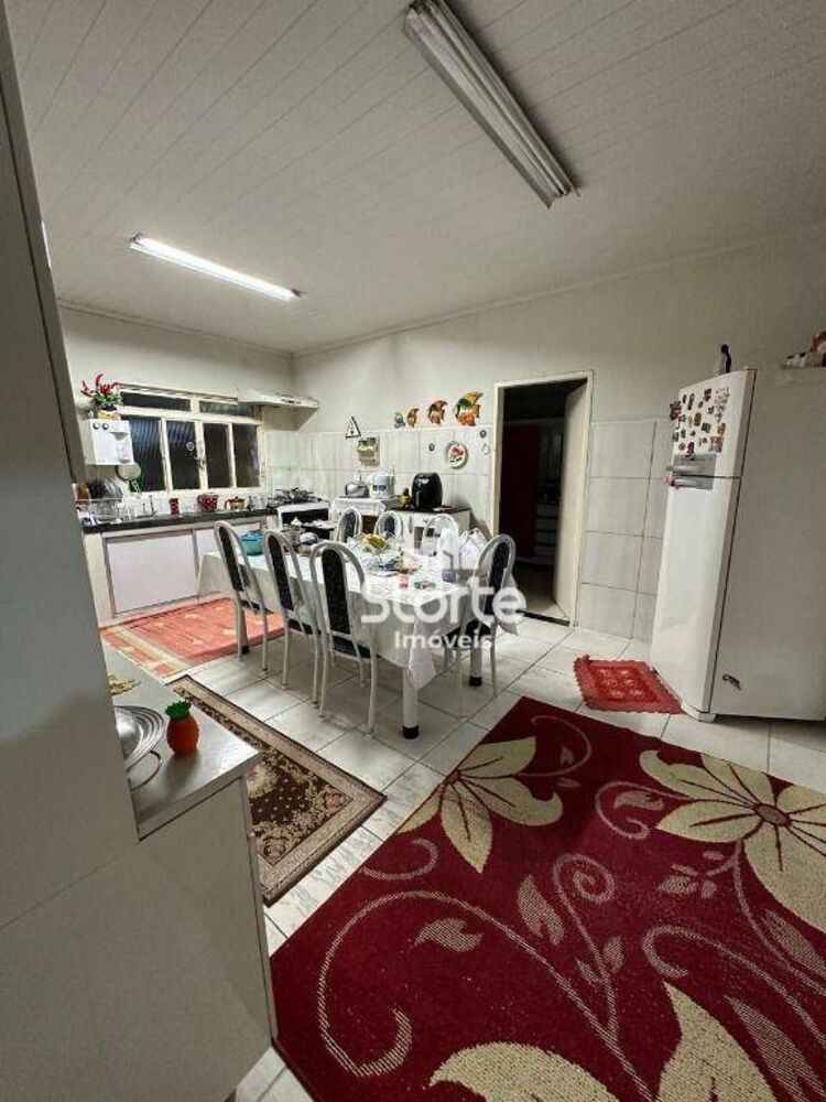 Casa, 6 quartos, 120 m² - Foto 1