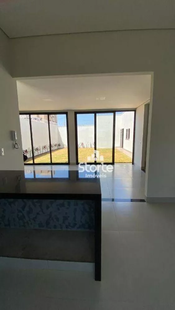 Casa à venda com 3 quartos, 167m² - Foto 2