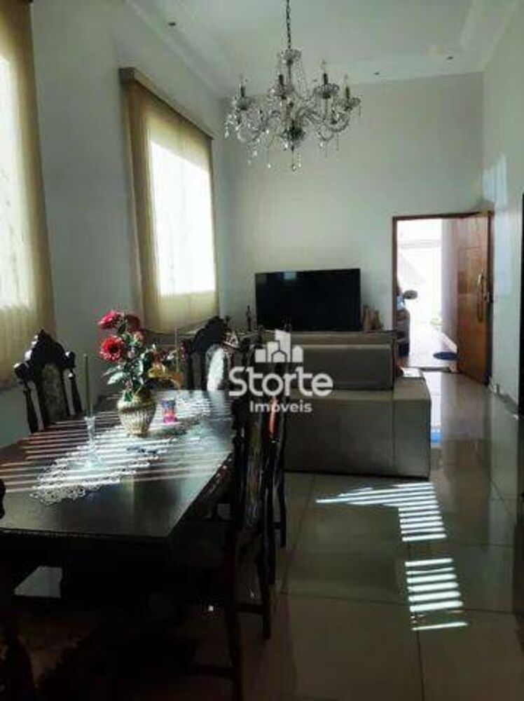Casa, 3 quartos, 215 m² - Foto 2