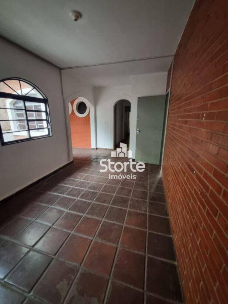 Casa para alugar com 7 quartos, 220m² - Foto 1