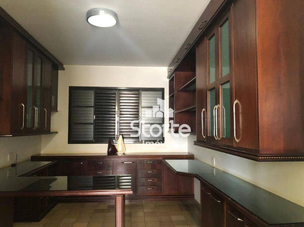 Casa, 4 quartos, 319 m² - Foto 2