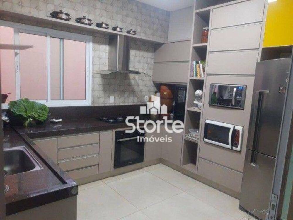 Casa, 3 quartos, 242 m² - Foto 1