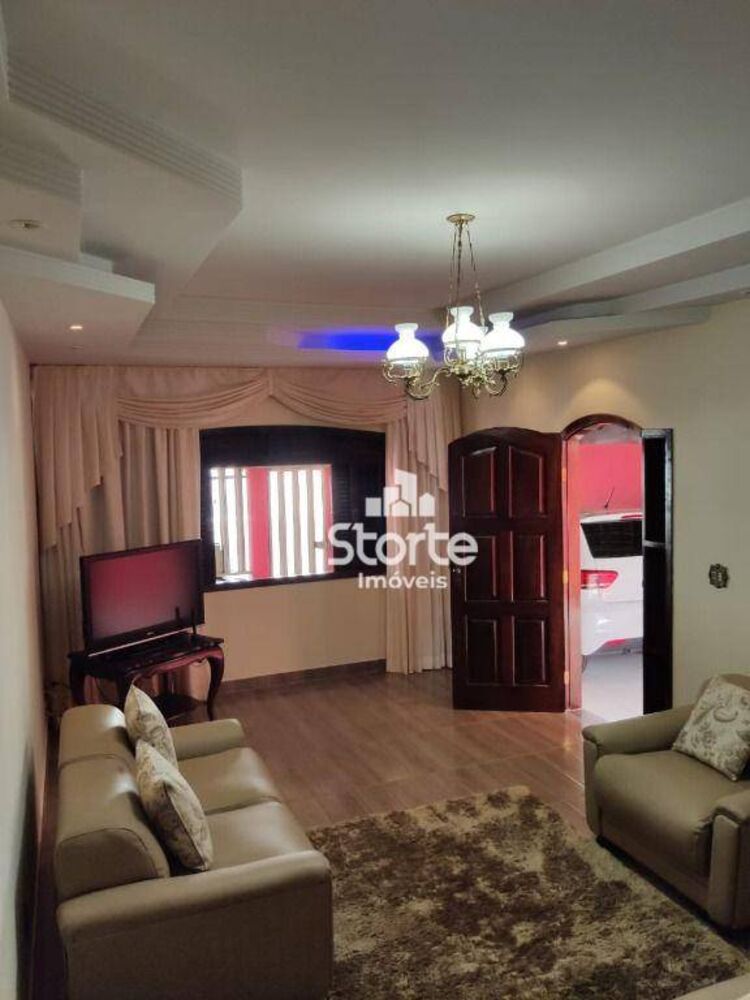 Casa à venda com 3 quartos, 241m² - Foto 1