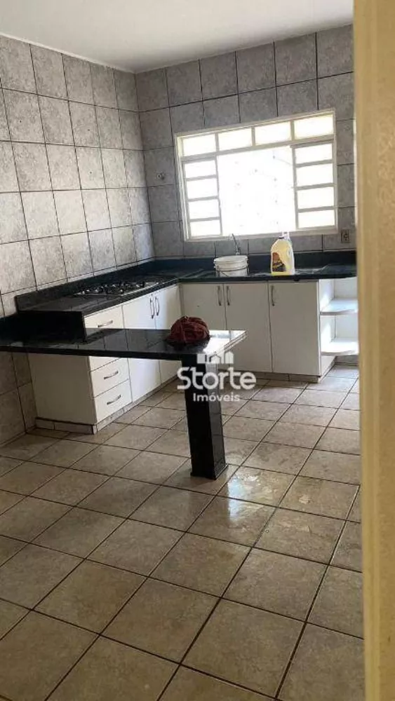 Casa à venda com 3 quartos, 200m² - Foto 2