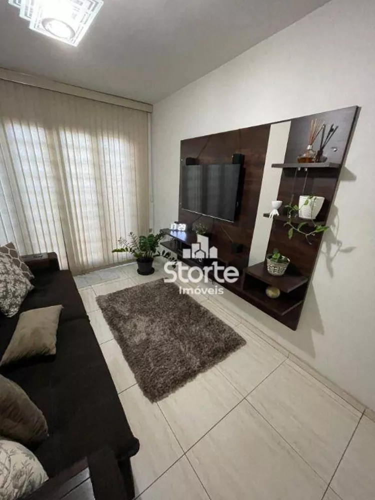 Casa à venda com 4 quartos, 120m² - Foto 2