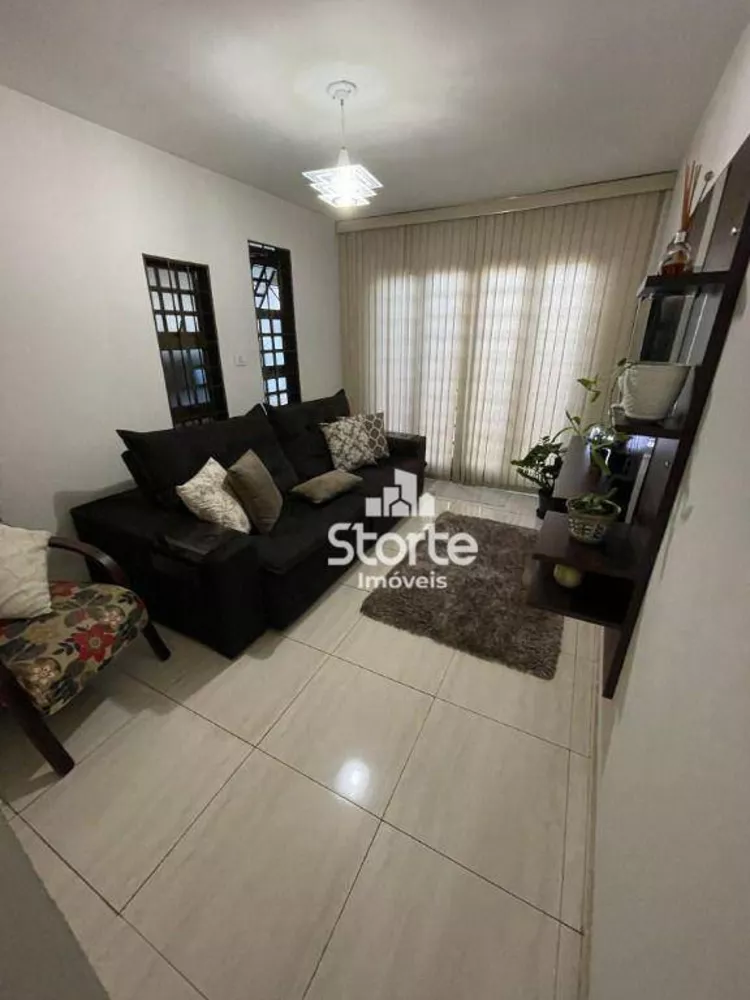 Casa à venda com 4 quartos, 120m² - Foto 1