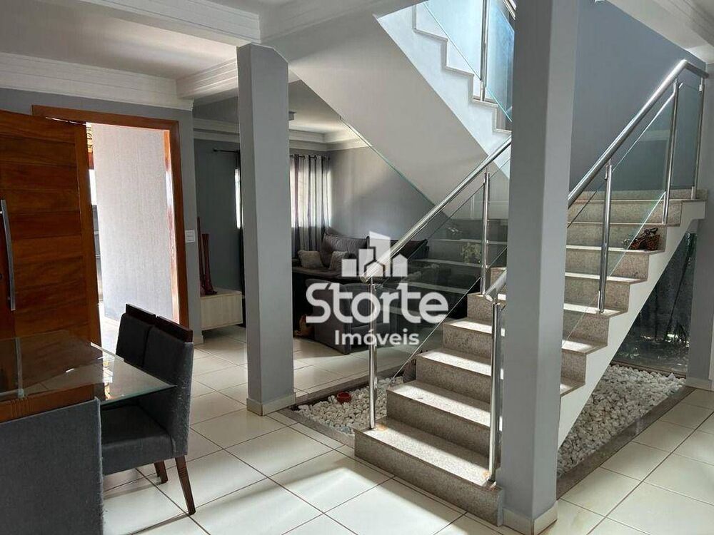 Casa, 4 quartos, 238 m² - Foto 1