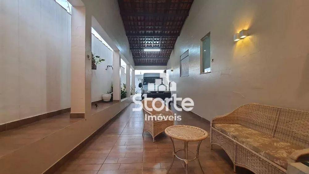 Casa à venda com 3 quartos, 300m² - Foto 1