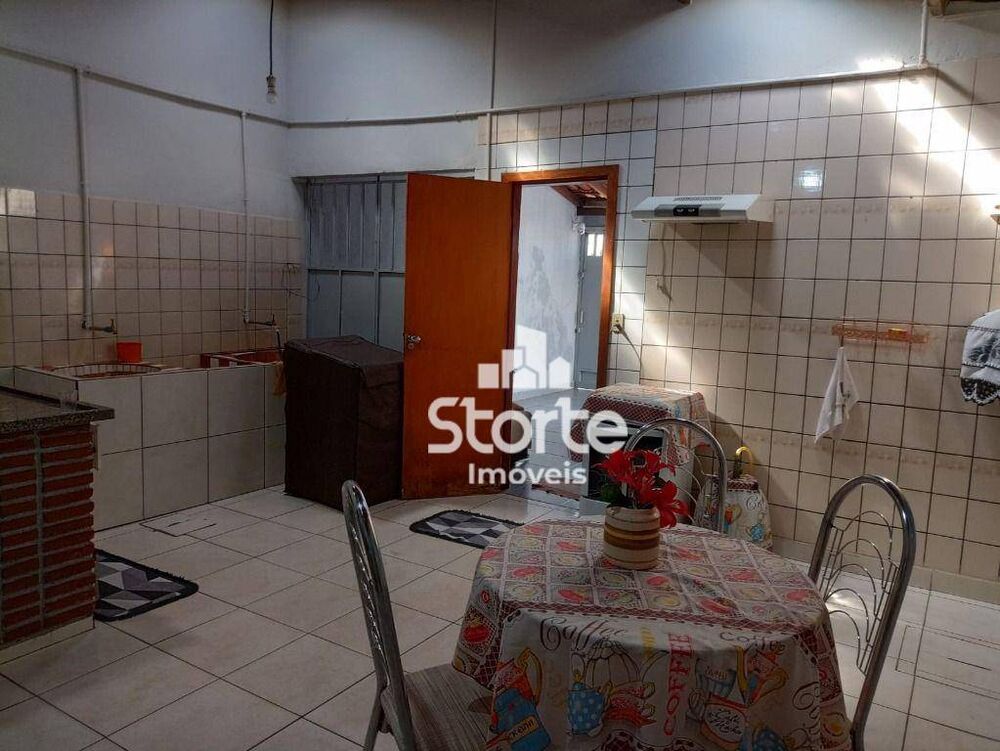 Casa, 2 quartos, 200 m² - Foto 1