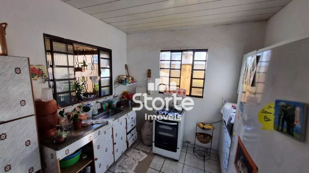 Casa à venda com 5 quartos, 200m² - Foto 2