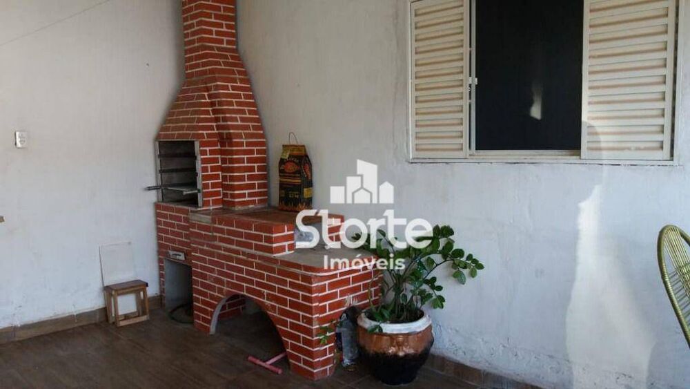 Casa à venda com 4 quartos, 211m² - Foto 1